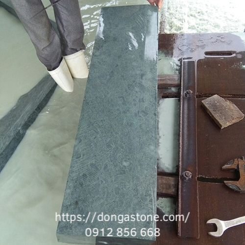 Mẫu đá bó vỉa xanh rêu cắt vuông chuyên dùng để bảo vệ gốc cây và giữ cảnh quan gọn đẹp hơn.