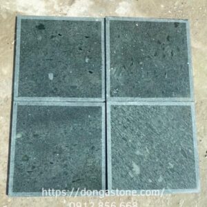 Bề mặt đá xanh rêu mài honed cà viền chống trơn trượt tốt, hạn chế rêu mốc và giữ vẻ sạch đẹp lâu dài.