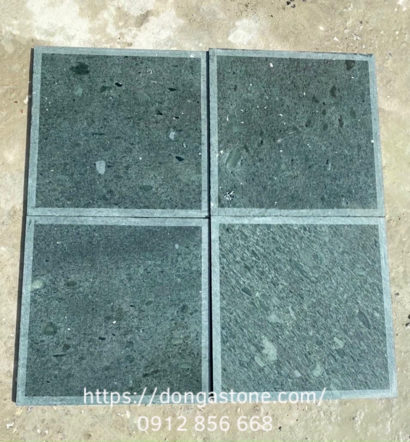 Báo Giá Đá Xanh Rêu Mài Honed Cà Viền Đầy Đủ Các Kích Thước 3 Bề mặt đá xanh rêu mài honed cà viền chống trơn trượt tốt, hạn chế rêu mốc và giữ vẻ sạch đẹp lâu dài.