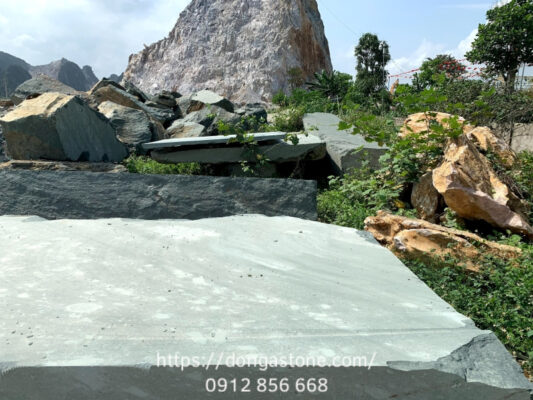 Đá xanh Thanh Hóa có nguồn gốc từ đá vôi trầm tích, được hình thành qua hàng triệu năm nên kết cấu bền chắc và có thể gia công bề mặt đa dạng.