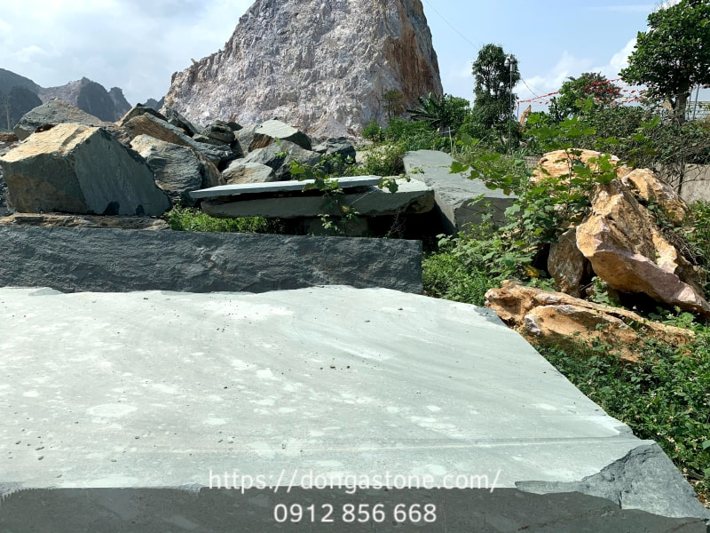 Đá xanh Thanh Hóa có nguồn gốc từ đá vôi trầm tích, được hình thành qua hàng triệu năm nên kết cấu bền chắc và có thể gia công bề mặt đa dạng.