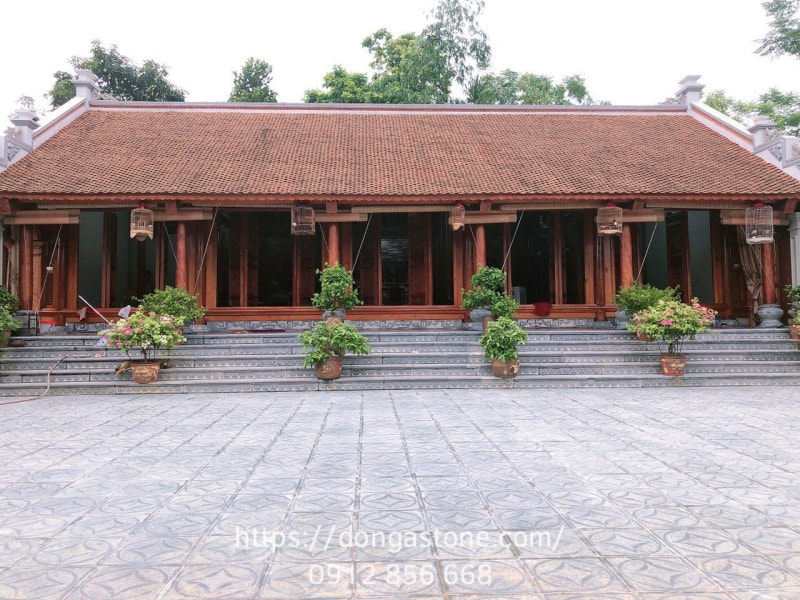 Phân Loại: Các Loại Đá Tự Nhiên Phổ Biến Và Ứng Dụng 11 Đá xanh rêu tự nhiên, chủ yếu từ Thanh Hóa và Nghệ An, thường được ưa chuộng cho sân vườn, lối đi, bể bơi nhờ độ cứng cao, ít thấm nước, chống mài mòn và màu xanh rêu đặc trưng.