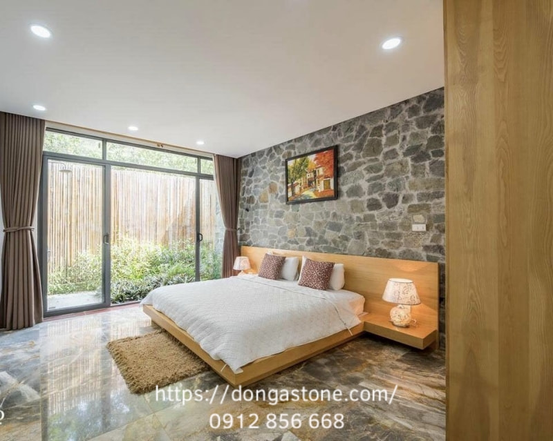 Phân Loại: Các Loại Đá Tự Nhiên Phổ Biến Và Ứng Dụng 12 Đá dăm kết (Marble vàng) nổi bật với màu vàng sang trọng, vân đá tự nhiên độc đáo thường dùng làm ốp lát sàn, tường.