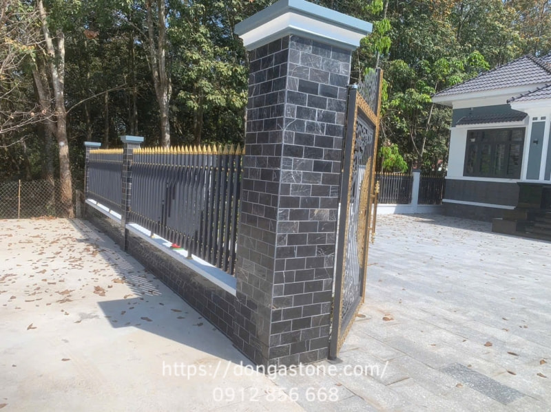 Phân Loại: Các Loại Đá Tự Nhiên Phổ Biến Và Ứng Dụng 13 Đá xanh đen tự nhiên, chủ yếu khai thác tại Thanh Hóa, Nghệ An và Đà Nẵng, thường được dùng ốp tường cổng, trụ cổng, hàng rào nhờ độ cứng cao, bền chắc, chống rêu mốc và chịu thời tiết khắc nghiệt