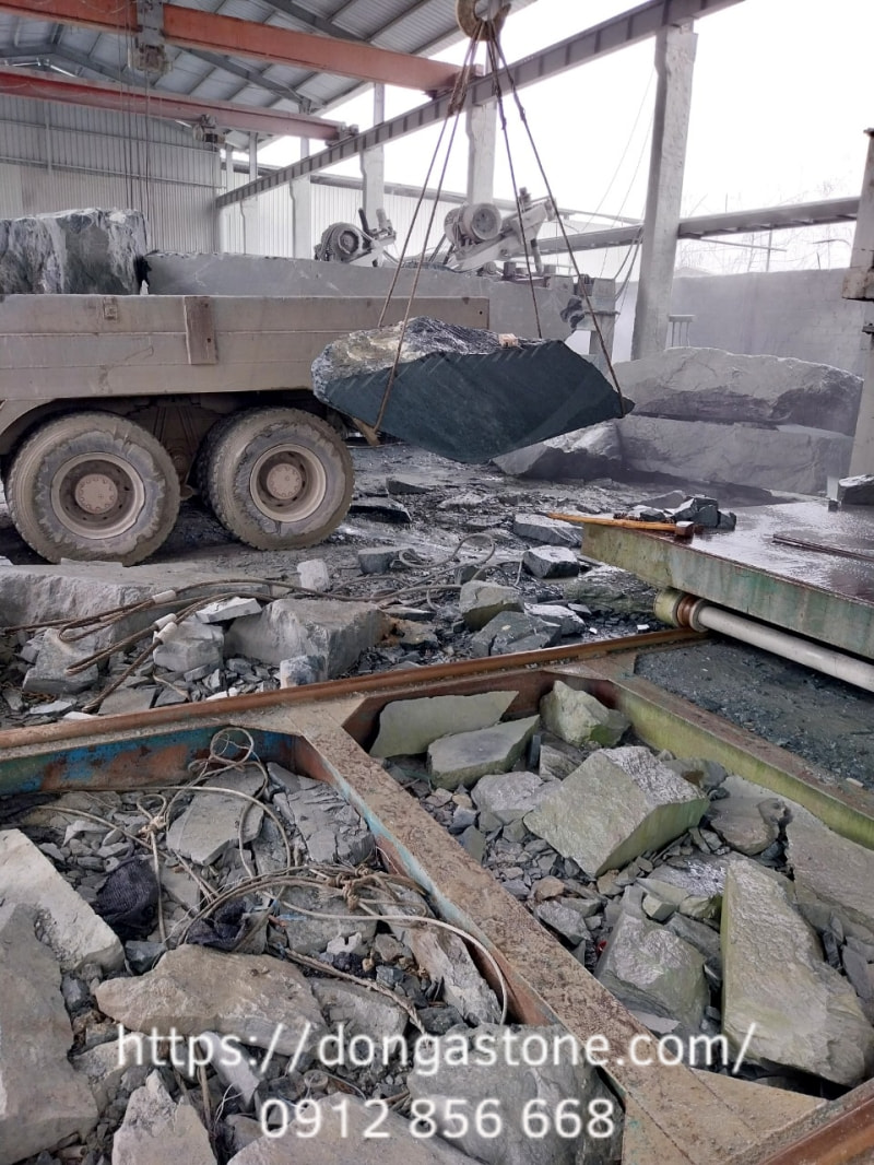 Chi Tiết: Quy Trình Sản Xuất Đá Xanh Rêu Thanh Hóa 3 Chất lượng của khối đá thô (block) cũng là yếu tố quyết định độ bền và giá trị thẩm mỹ của thành phẩm đá xanh sau này.