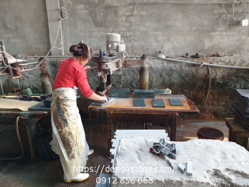 Hình ảnh đá xanh rêu đang được thực hiện các bước mài bởi công nhân của nhà máy.