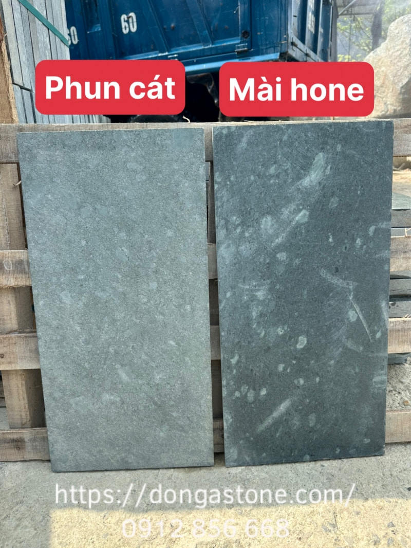 Trong năm 2026, loại đá này vẫn được ưa chuộng trong xây dựng nhờ vẻ đẹp tự nhiên và khả năng chịu lực tốt.
