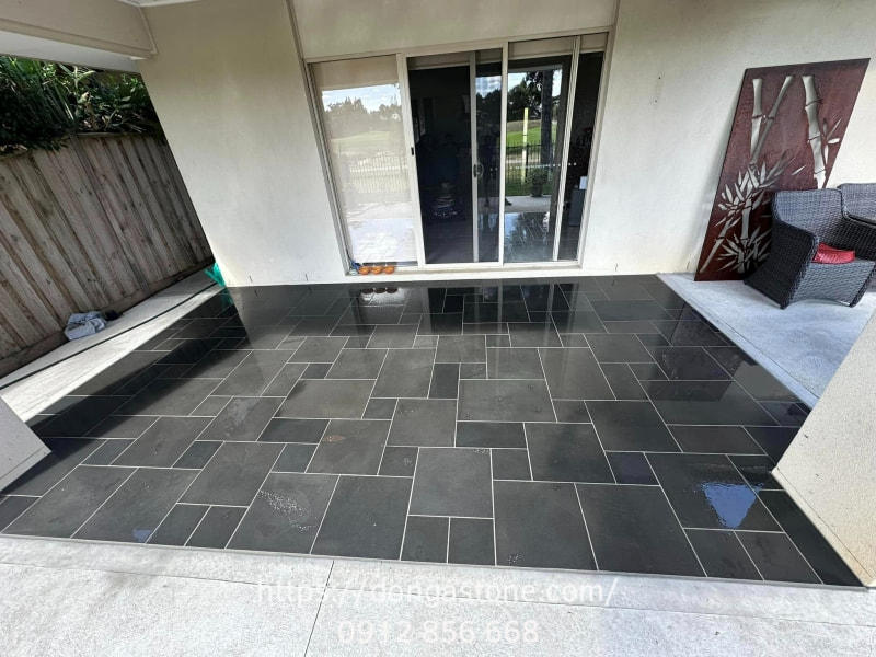 Đánh bóng giúp loại bỏ lớp bề mặt bám bẩn, tăng độ bền và giảm khả năng thấm hút chất lỏng của đá tự nhiên.