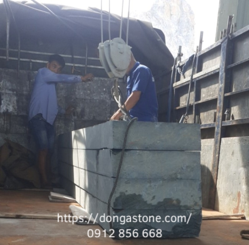 Chi Tiết: Quy Trình Sản Xuất Đá Xanh Rêu Thanh Hóa 4 Quá trình cắt xẻ đá xanh rêu Thanh Hóa bằng máy cắt nhiều lưỡi kim cương, tạo ra các tấm phôi có độ dày đồng nhất, sẵn sàng cho bước gia công tiếp theo