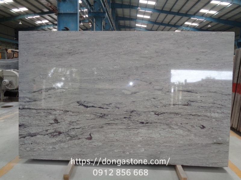 Phân Loại: Các Loại Đá Tự Nhiên Phổ Biến Và Ứng Dụng 3 Đá granite (đá hoa cương) thường có độ cứng rất cao (chỉ đứng sau kim cương) và khả năng chịu nhiệt tốt, chống trầy xước, va đập và thấm nước, nên thường được sử dụng cho mặt bếp và sàn nhà.