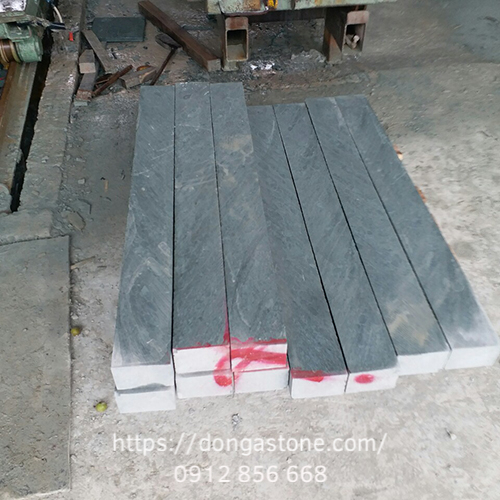 Đá xanh rêu bó vỉa nổi bật với độ bền cao, chịu thời tiết tốt, màu sắc tự nhiên sang trọng và linh hoạt gia công cho nhiều hạng mục cảnh quan.