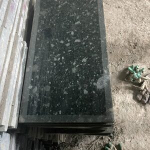 Đá xanh rêu mài honed cà viền bền chắc, phẳng mịn với viền tinh tế và giữ màu bền đẹp theo thời gian.