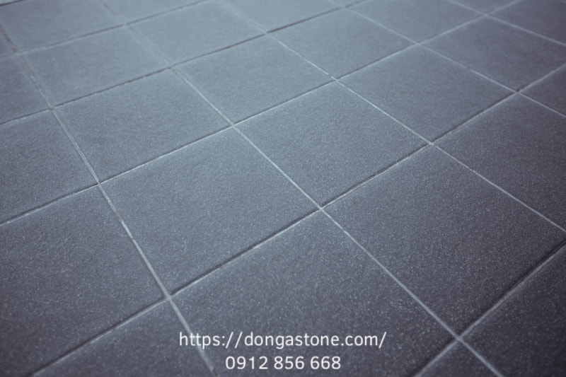 Đánh bóng định kỳ giúp loại bỏ lớp bề mặt suy giảm, tăng độ bền và ổn định chất lượng đá tự nhiên theo thời gian.