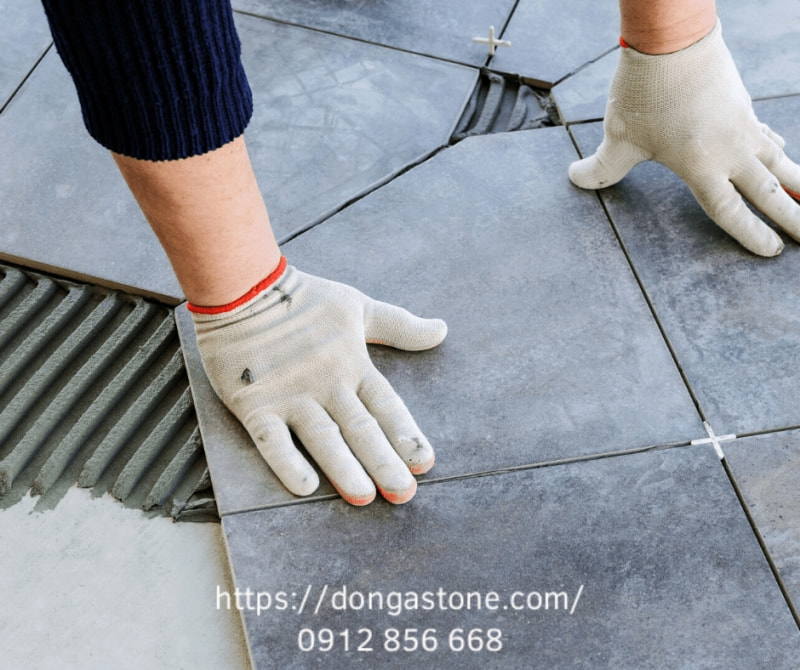 Cả hai loại vật liệu đều có độ cứng và độ bền cao khi sử dụng nhưng gạch Ceramic không thể bằng đá xanh Thanh Hóa.