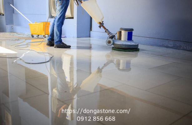 Đánh bóng đá tự nhiên bằng phương pháp cơ học, không dùng hóa chất, giúp làm sáng bề mặt và giữ nguyên đặc tính tự nhiên của đá.