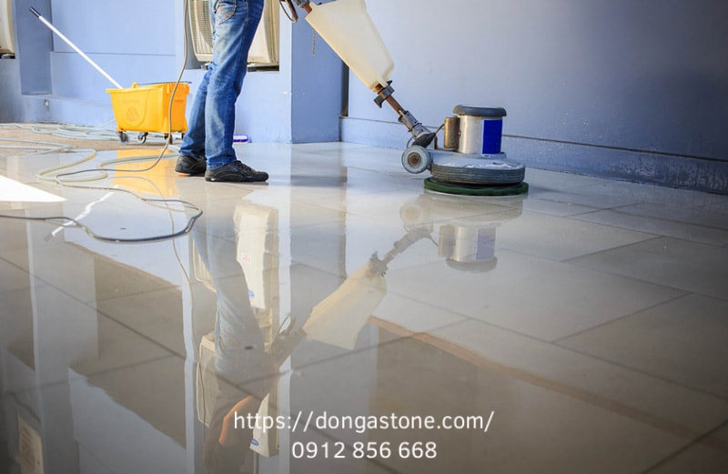 Đánh bóng đá tự nhiên bằng phương pháp cơ học, không dùng hóa chất, giúp làm sáng bề mặt và giữ nguyên đặc tính tự nhiên của đá.