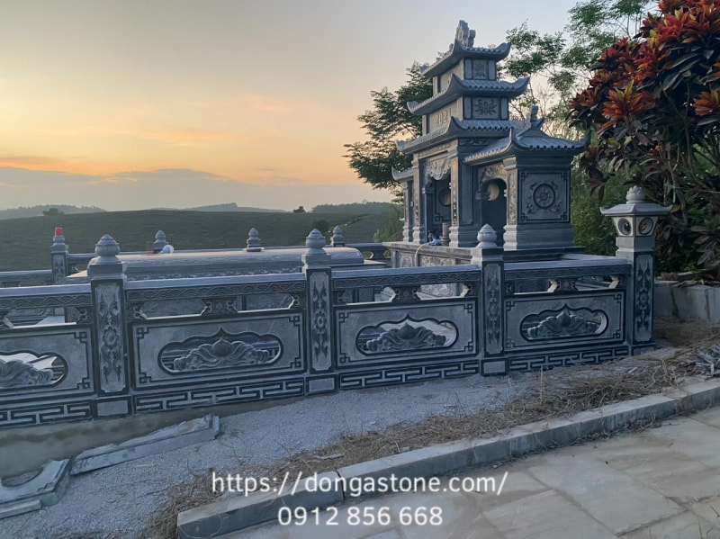 Cách Lựa Chọn Đá Xanh Thanh Hóa Phù Hợp Cho Từng Nhu Cầu 7 Đá xanh đen Thanh Hóa thường dùng cho lăng mộ nhờ màu sắc cổ kính, độ cứng cao, bền bỉ, chịu thời tiết tốt, dễ chạm khắc và mang giá trị tâm linh trang nghiêm.