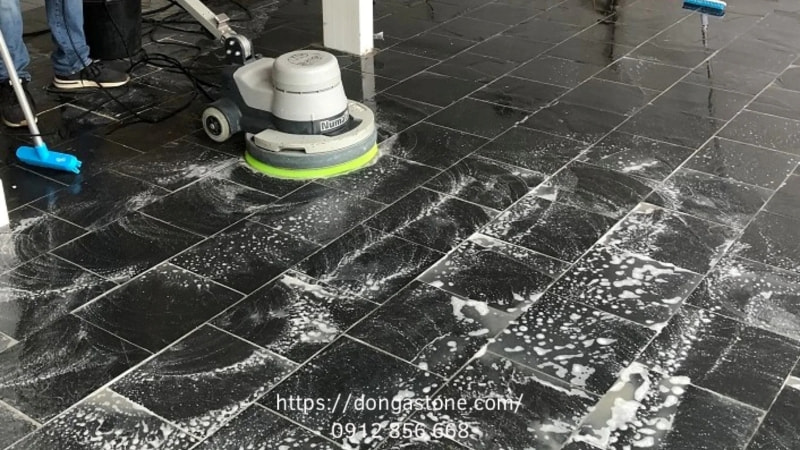 Đánh bóng đá tự nhiên kết hợp hóa chất chuyên dụng giúp tăng độ bóng, làm đều màu và cải thiện khả năng chống bám bẩn cho bề mặt đá.