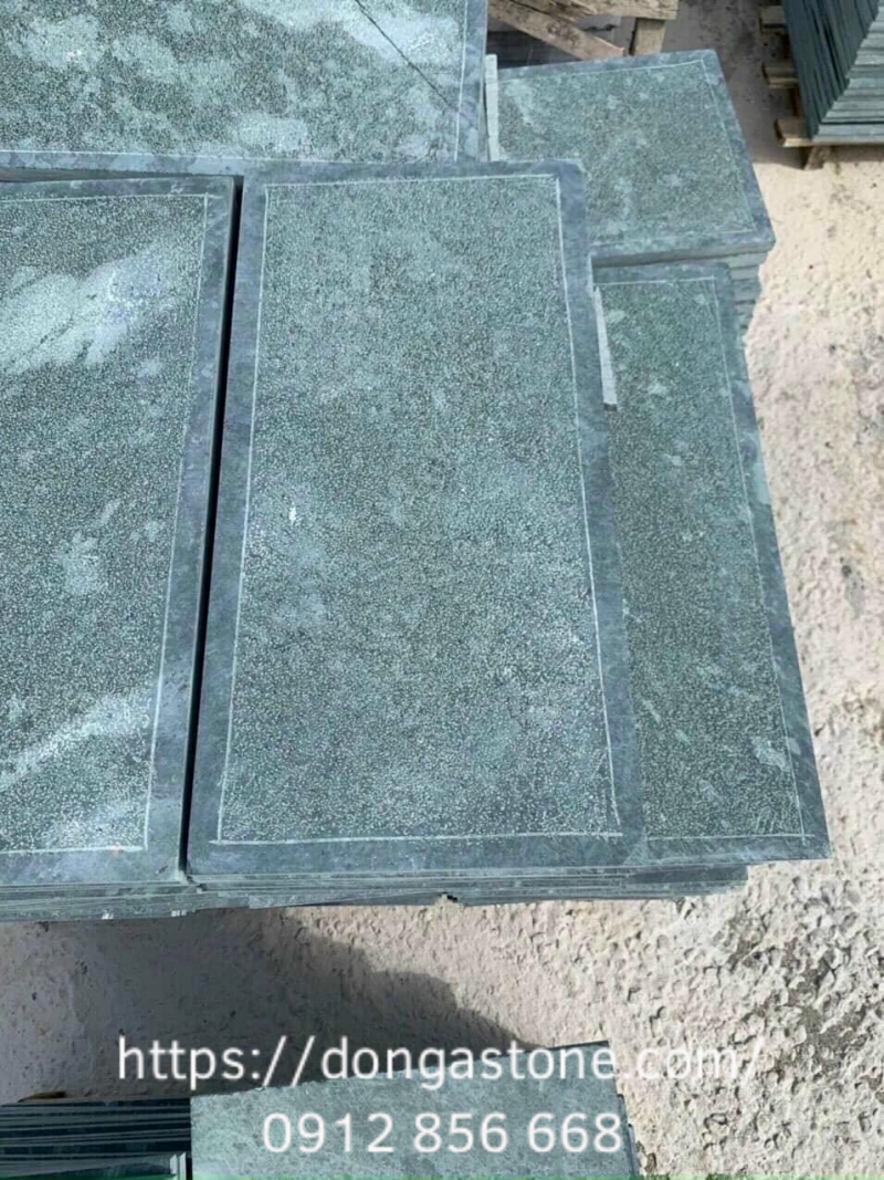 Đá xanh rêu băm mặt trừ viền chống trơn tốt, bền chắc, phù hợp lát sân vườn, lối đi, gara và tiểu cảnh.
