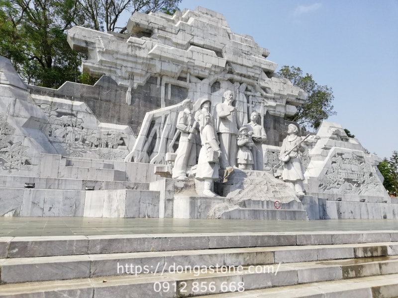 Đá ghi sáng Thanh Hóa giữ màu sắc ổn định và hình dáng bền vững trước tác động của nắng, mưa, gió bão, không bị xuống cấp nhanh như nhiều loại đá khác.