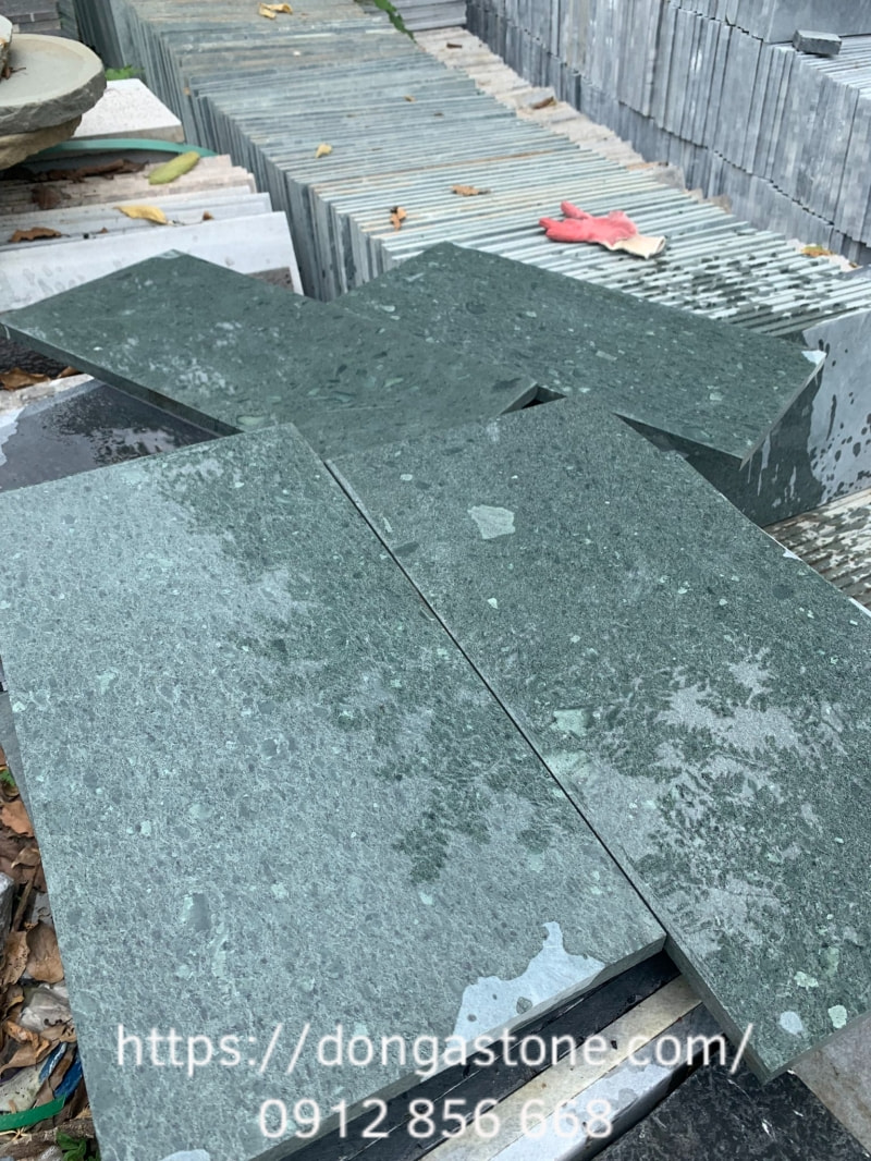 Chi Tiết: Quy Trình Sản Xuất Đá Xanh Rêu Thanh Hóa 7 Kiểm tra và phân loại đá xanh rêu để đảm bảo chất lượng và đồng nhất trước khi xuất xưởng.