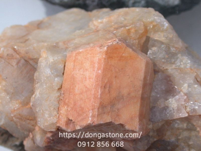 Phân Loại: Các Loại Đá Tự Nhiên Phổ Biến Và Ứng Dụng 6 Đá tràng thạch (Feldspar) là khoáng vật phổ biến, thường nổi bật với vai trò chất trợ dung, giúp giảm nhiệt độ nóng chảy trong quá trình sản xuất gốm sứ và thủy tinh.