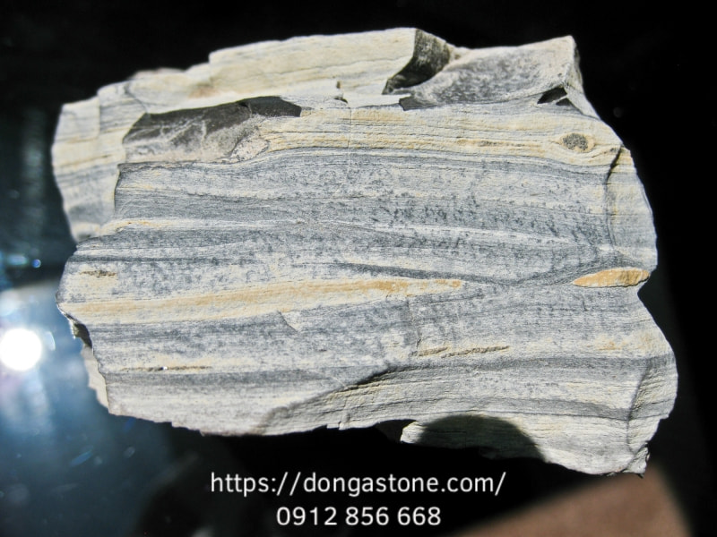 Phân Loại: Các Loại Đá Tự Nhiên Phổ Biến Và Ứng Dụng 8 Đây là loại đá có cấu trúc phân lớp mỏng, dễ tách, hàm lượng hữu cơ cao và là nguồn chứa khí, dầu đá phiến quan trọng.