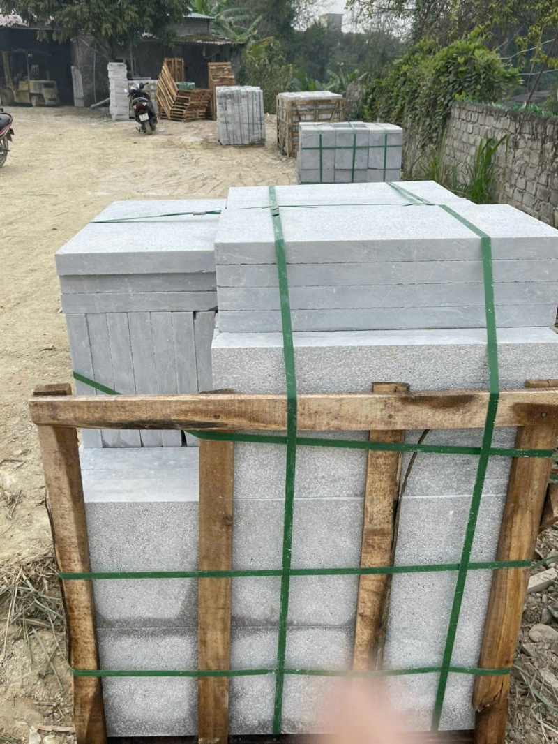 Với độ bền cao, tuổi thọ dài, đá ghi sáng băm mặt rất ưa chuộng lát sân vườn, vỉa hè, cảnh quan, kích thước phổ biến là 30×60×3 cm.