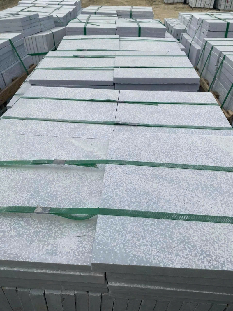 Giá đá ghi sáng hiện nay có giá từ 135.000đ/m2 – 210.000đ/m2 tùy vào kích thước và cách gia công.
