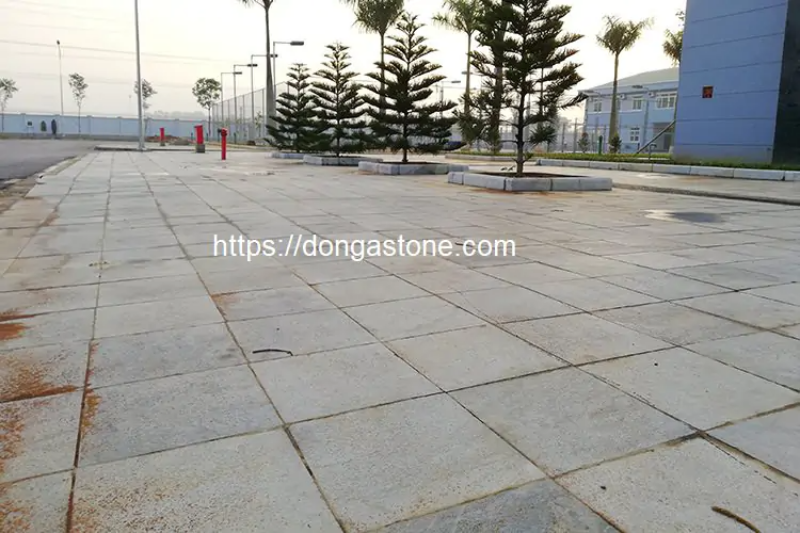 Đá ghi sáng băm mặt phù hợp nhất để lát các không gian ngoài trời cần chống trơn trượt và độ bền cao.