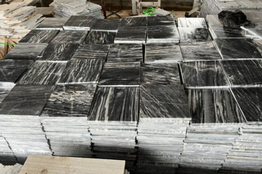 Nhờ bề mặt được mài bóng kỹ lưỡng, đá ít bám bẩn, ngăn ngừa sự phát triển của rêu mốc và rất dễ vệ sinh.