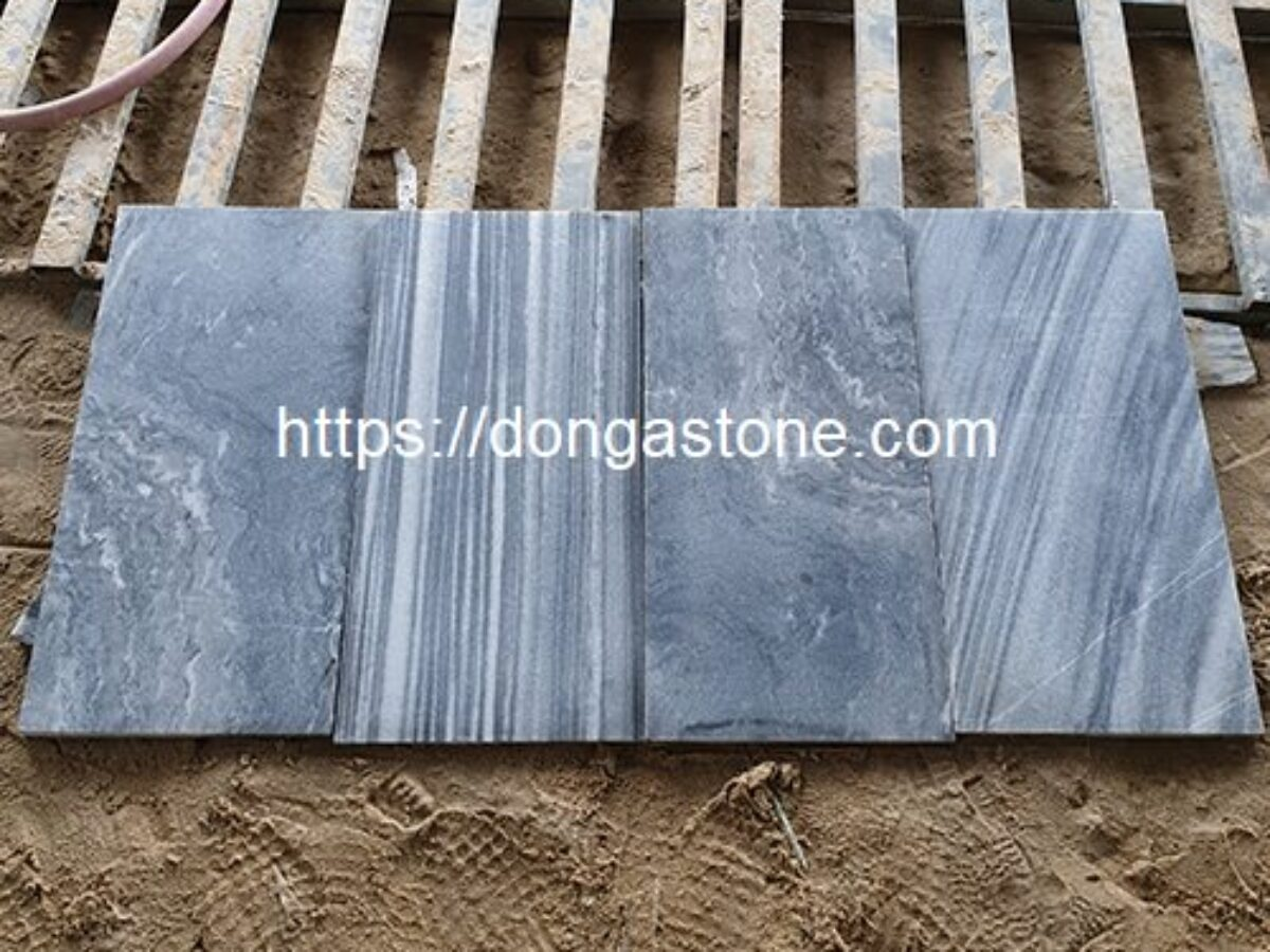 Đá sọc dưa phun cát nổi bật với những đường vân đen trắng tự nhiên cùng bề mặt chống trơn, phù hợp cho nhiều hạng mục ngoài trời.