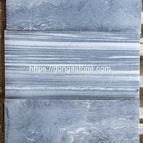 Công nghệ phun cát tạo bề mặt nhám đồng đều, giúp tăng khả năng chống trơn mà vẫn giữ trọn vẻ đẹp của những đường vân sọc tự nhiên.