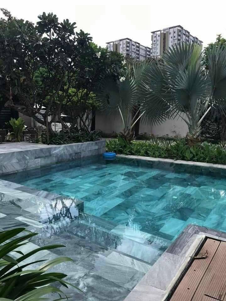 Đá sọc dưa phun cát là vật liệu được ưu tiên hàng đầu sử dụng cho hồ bơi.