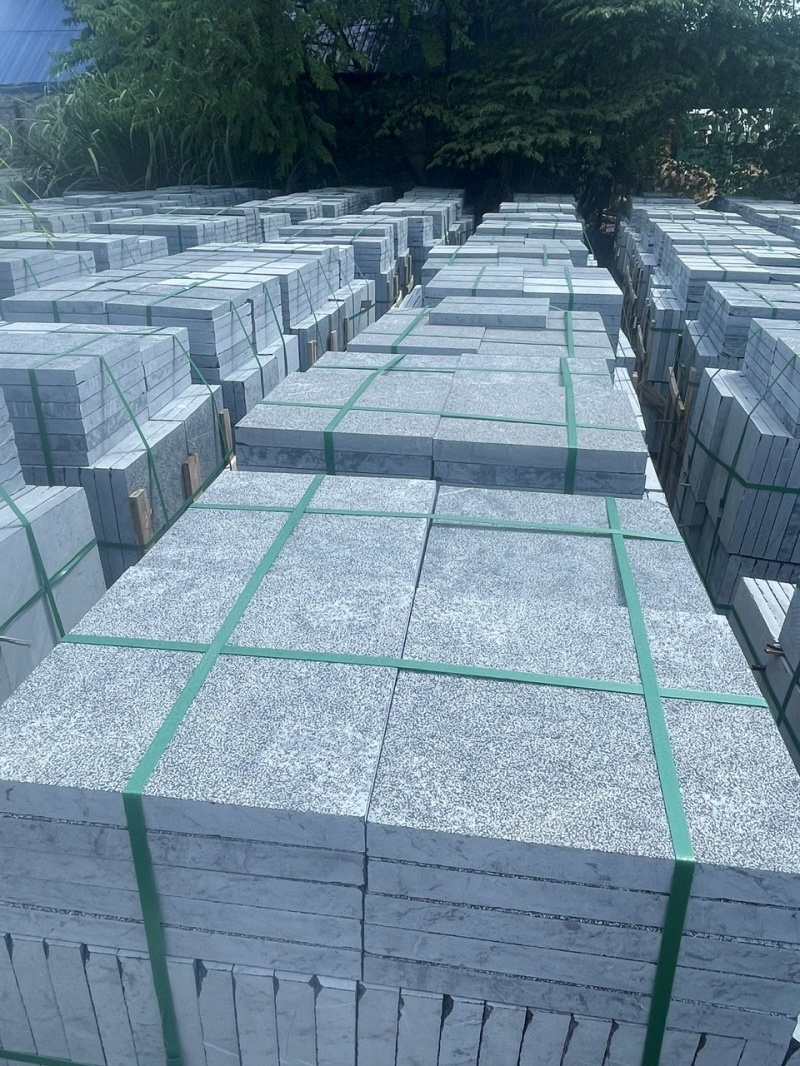 Tại Đông Á Stone, toàn bộ phôi đá xanh đen đầu vào đều trải qua quy trình sàng lọc KCS nghiêm ngặt, đảm bảo cốt đá già, không phải hàng loại 2-3 hay đá om ngầm nứt vỡ.