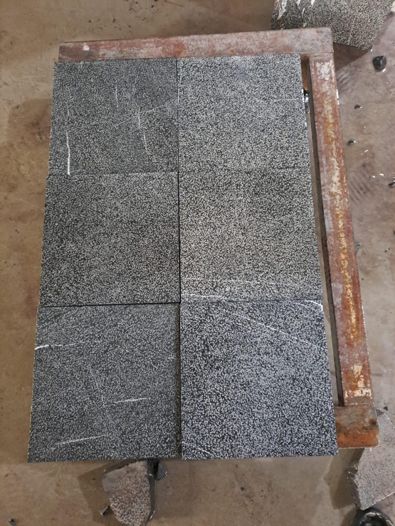  Bề mặt được xử lý bằng kỹ thuật băm tạo nhám, tăng ma sát, an toàn tuyệt đối cho người già và trẻ nhỏ, đặc biệt là khi mưa ướt.