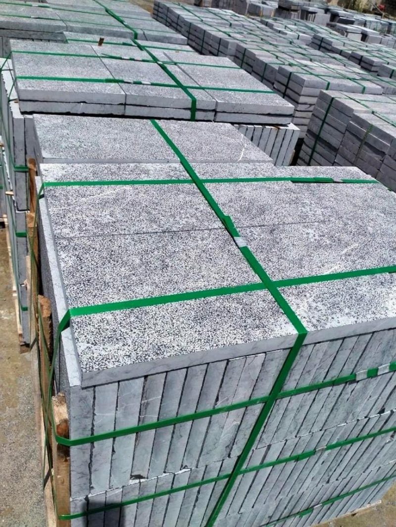 Nên sử dụng đá xanh đen băm mặt Thanh Hóa để lát nền lăng mộ, nhà thờ họ, chùa chiền để tạo không gian trang nghiêm, bền vững theo thời gian.