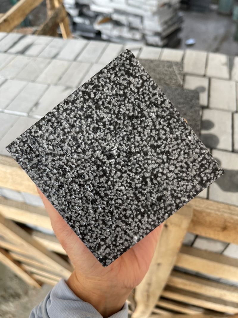 Chọn mua đá xanh đen băm mặt cần quan tâm đến màu sắc, độ dày, chất lượng bề mặt và nguồn cung cấp để đảm bảo hiệu quả sử dụng lâu dài.