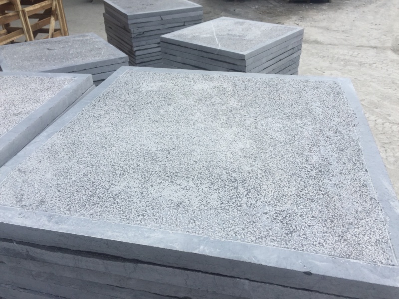 Đá xanh đen băm mặt trừ viền 60x60 thường được dùng để lát sân đình chùa, quảng trường.