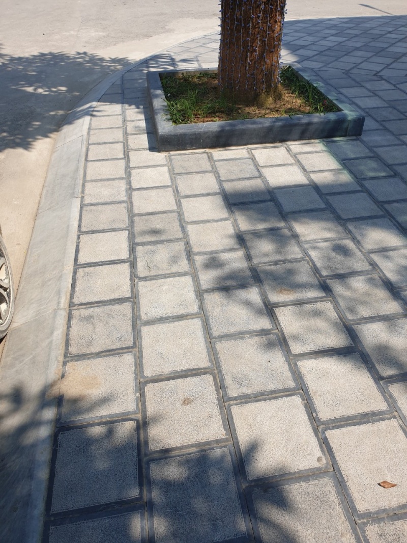 Đá xanh đen băm mặt trừ viền độ dày 3cm thường được ưu tiên cho vỉa hè công cộng nơi có lưu lượng người đi lại cao.
