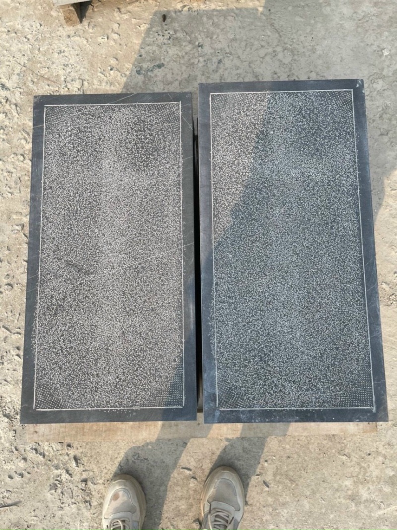 Điểm nhấn của sản phẩm là đường viền xung quanh được mài nhẵn, màu đen, nổi bật trên nền xanh đen.