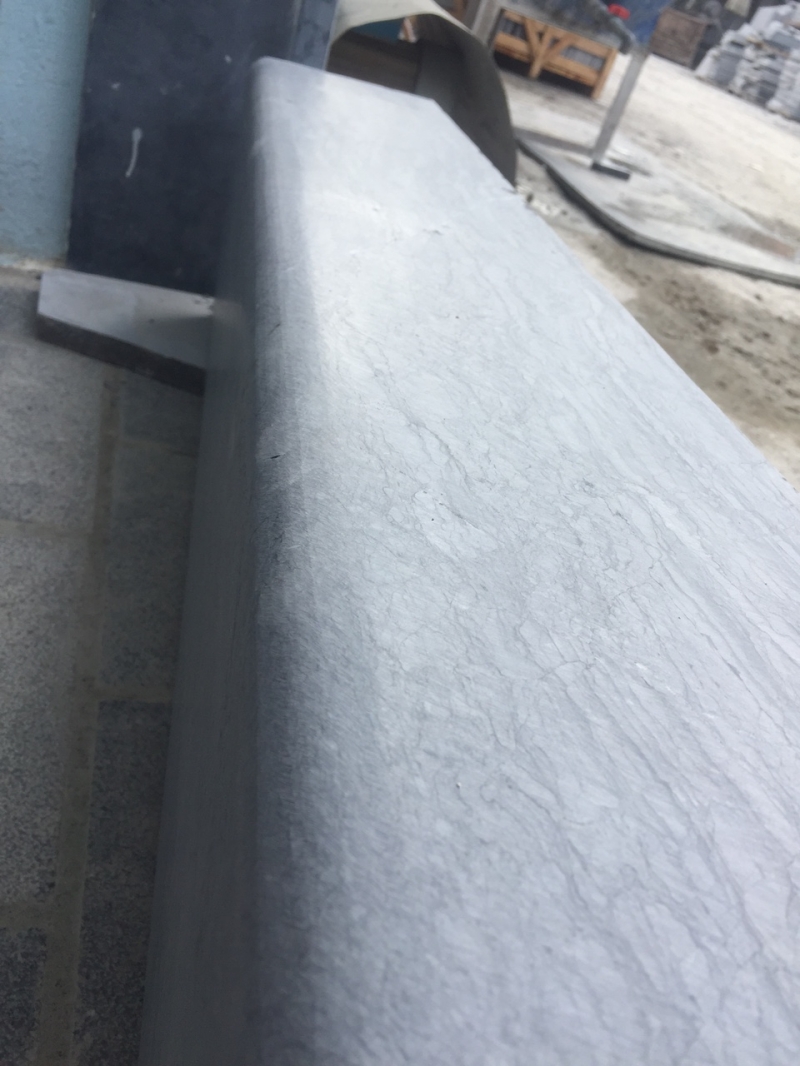 Đá bó vỉa hè tại Đông Á Stone rất đa dạng về mẫu mã, kích thước và bề mặt gia công như: Băm mặt, khò lửa…