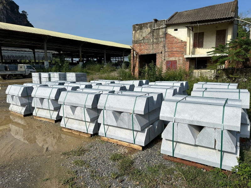 Giá thành của loại đá bó vỉa cũng rất phải chăng, giúp chủ đầu tư tiết kiệm được nhiều chi phí cho công trình nhưng vẫn đảm bảo về chất lượng.