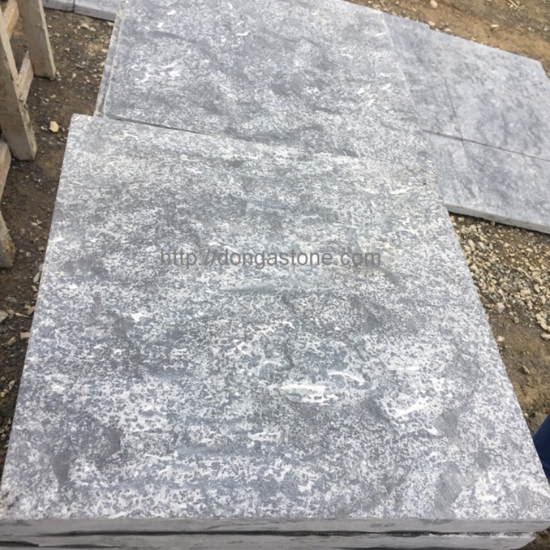Đá Xanh Đen Khò Lửa – Giá Tận Xưởng Mới Nhất 2026 6 Đây là dòng đá trầm tích hình thành qua hàng trăm triệu năm, có độ cứng vượt trội, chịu được lực nén cao và không bị bào mòn bởi thời tiết.
