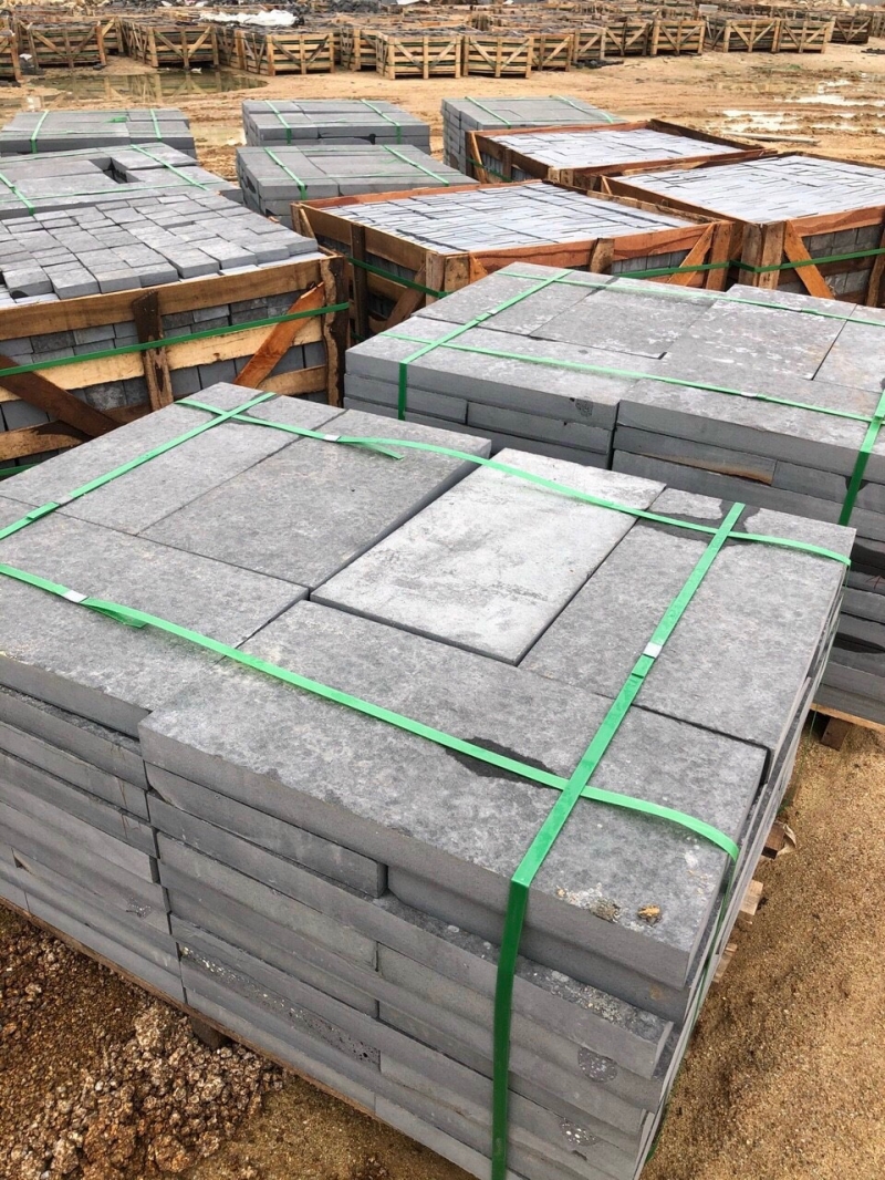 Đá Xanh Đen Khò Lửa – Giá Tận Xưởng Mới Nhất 2026 5 Đá xanh đen khò lửa được xếp gọn gàng trong các pallet gỗ để vận chuyển đến công trình.