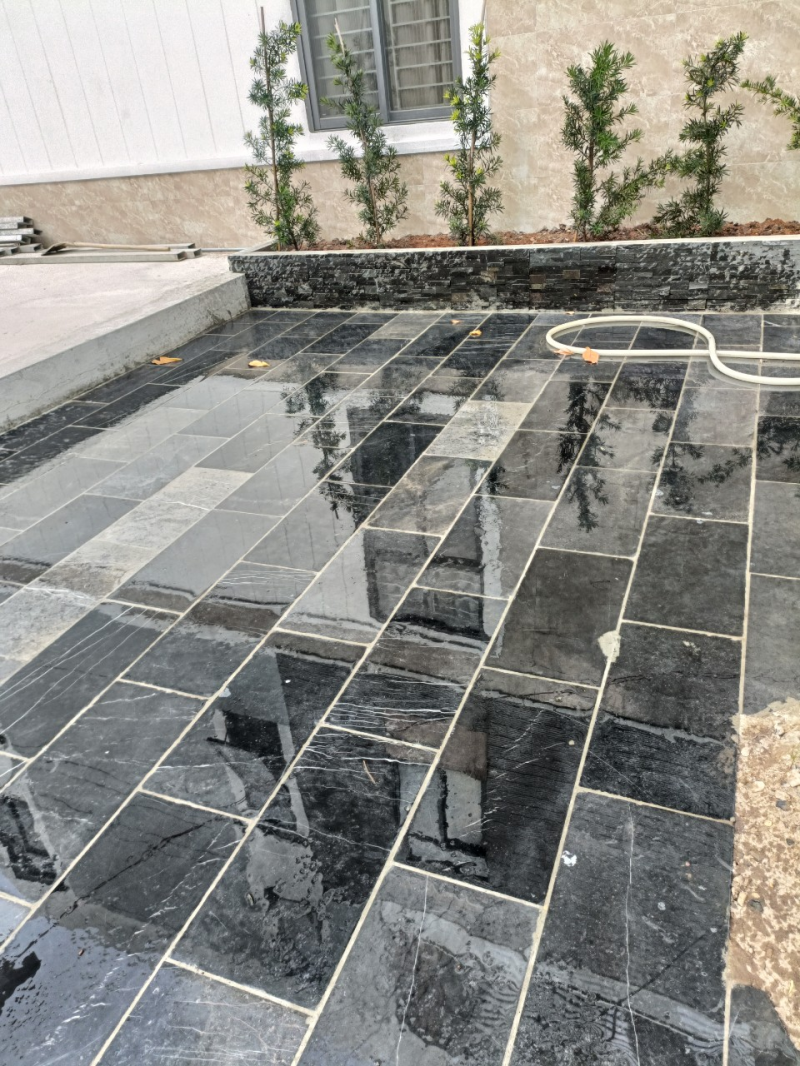 Khi gặp nước, bề mặt đá chuyển sang sắc xanh đen đậm hơn, tạo chiều sâu và tăng hiệu ứng thẩm mỹ cho không gian.