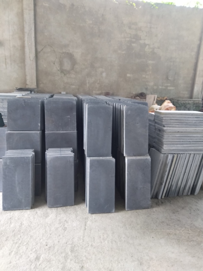 Đá xanh đen Thanh Hóa mài thô tinh sau rất nhiều bước gia công, bề mặt đá được mài lên màu đen huyền bí. 