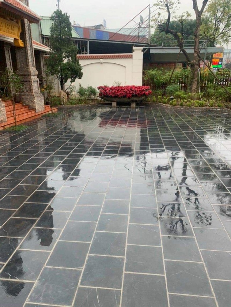 Với độ cứng cao, chịu lực tốt và không rêu mốc, đá xanh đen mài mờ là lựa chọn tối ưu cho sân nhà, vỉa hè, lối đi.
