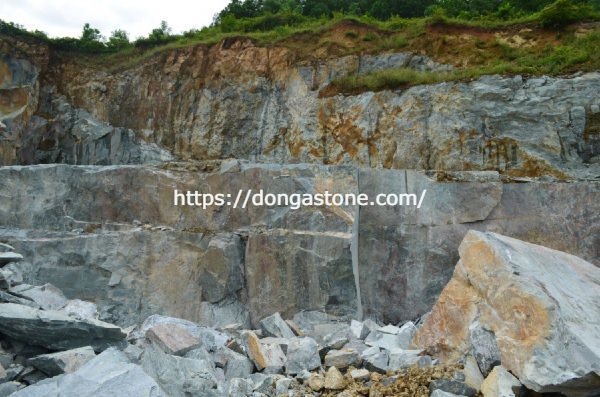 Các loại đá xanh lát sân thường được khai thác ở các mỏ đá tự nhiên ở vùng núi thuộc tỉnh Thanh Hóa