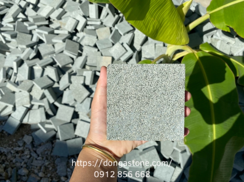 Chọn đá băm xanh rêu cần chú ý màu sắc, độ dày, bề mặt và đơn vị cung cấp để đảm bảo công trình bền đẹp lâu dài.